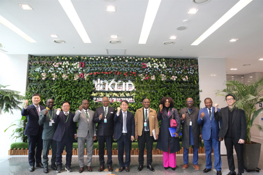 알렉산드르 메리 요모 카메룬 국가주민등록청장(왼쪽 다섯 번째) 등 카메룬 고위 공무원 방문단이 이재영 한국지역정보개발원장(왼쪽 여섯 번째)을 비롯한 관계자들과 기념촬영하고 있다. KLID 제공